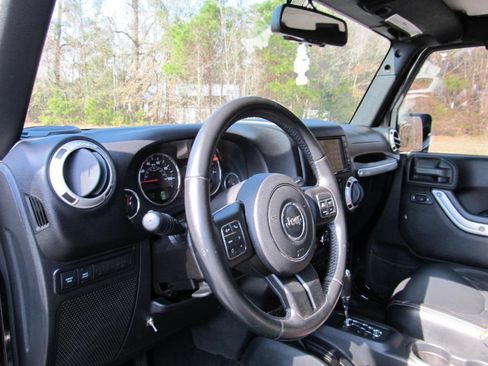 Used 2016 Jeep Wrangler Unlimited Rubicon w/ Connectivity Group image 27