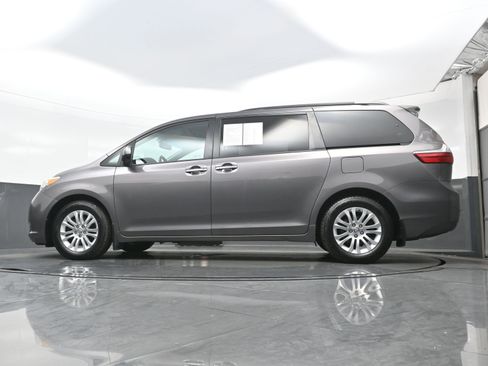 Used 2017 Toyota Sienna Limited Premium image 28