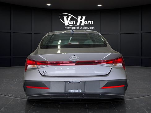 Used 2025 Hyundai Elantra SE FWD image 6
