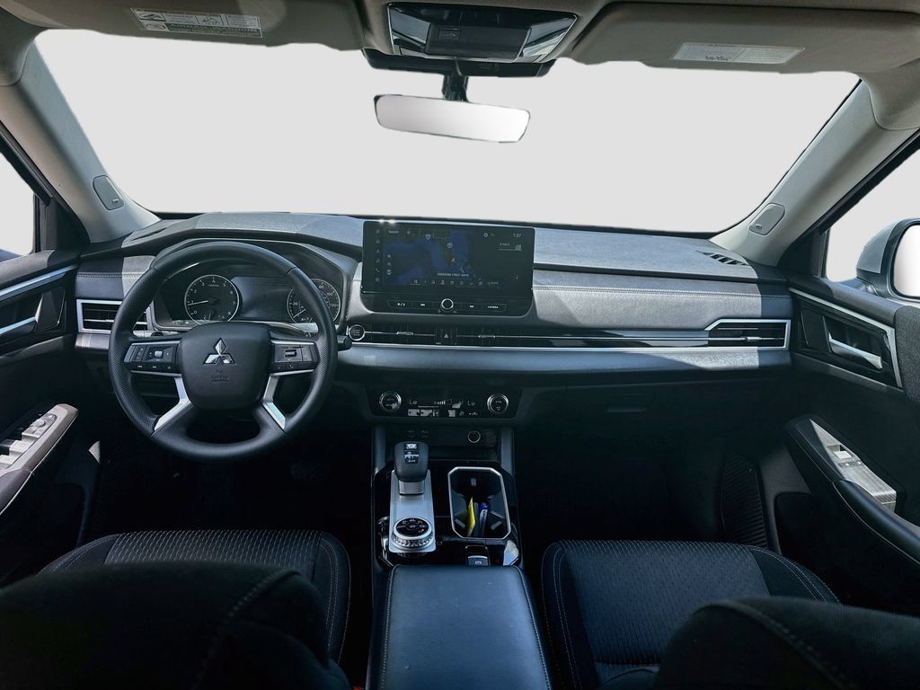 Used 2025 Mitsubishi Outlander ES FWD image 24