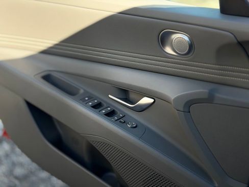 Used 2025 Hyundai Elantra SEL image 18