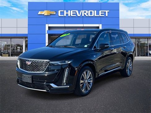 Used 2023 Cadillac XT6 Premium Luxury image 2