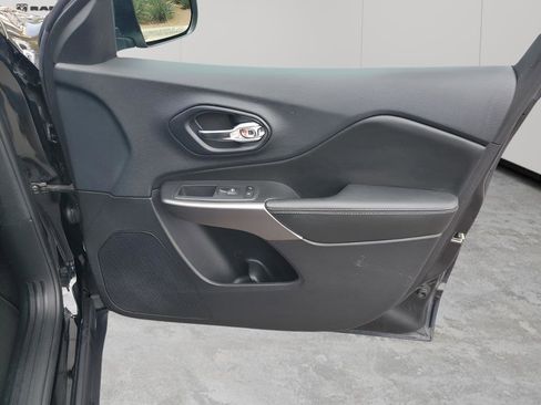 Used 2019 Jeep Cherokee Latitude w/ Popular Appearance Group image 13