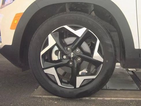 Certified 2025 Kia Seltos EX w/ EX Sunroof Package FWD image 6