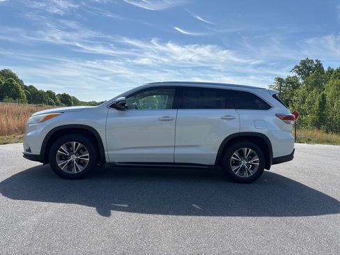 Used 2014 Toyota Highlander XLE image 4