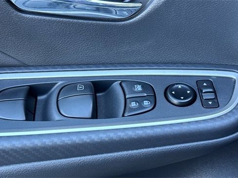 Used 2025 Nissan Versa SR w/ Trunk Package image 12