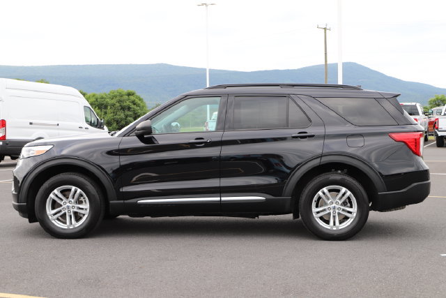Used 2023 Ford Explorer XLT AWD/4WD image 2