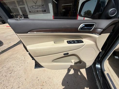 Used 2014 Jeep Grand Cherokee Overland AWD/4WD image 14