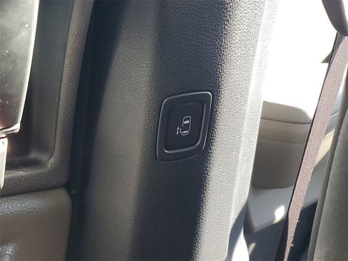 Used 2025 Kia Carnival EX image 24