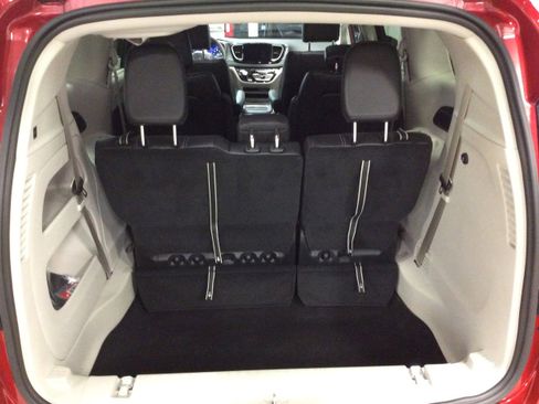 Used 2024 Chrysler Pacifica Touring-L image 5