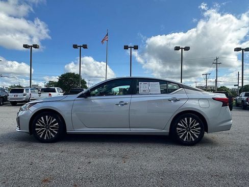 Used 2025 Nissan Altima 2.5 SV FWD image 2