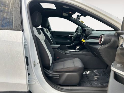 Used 2025 Chevrolet Trax RS w/ Sunroof Package FWD image 11