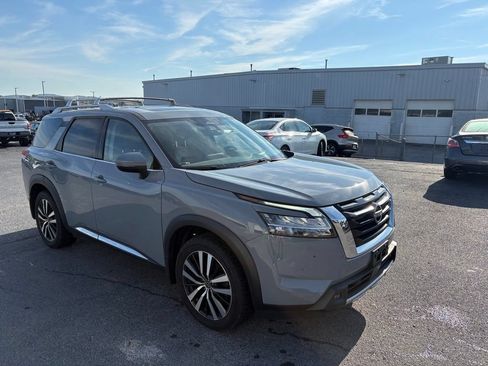 Used 2023 Nissan Pathfinder Platinum w/ Cargo Package AWD/4WD image 2
