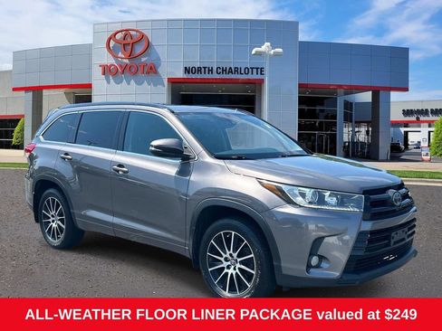 Used 2017 Toyota Highlander SE AWD/4WD image 1