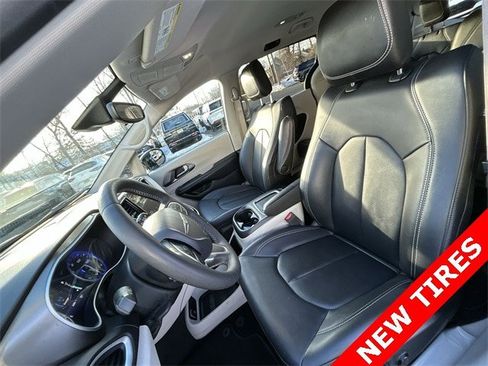 Certified 2024 Chrysler Pacifica Touring-L image 15