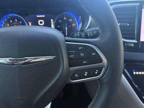 Used 2023 Chrysler Pacifica Touring-L FWD image 29