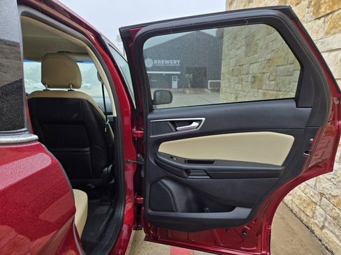 Used 2019 Ford Edge SEL w/ Equipment Group 201A FWD image 10