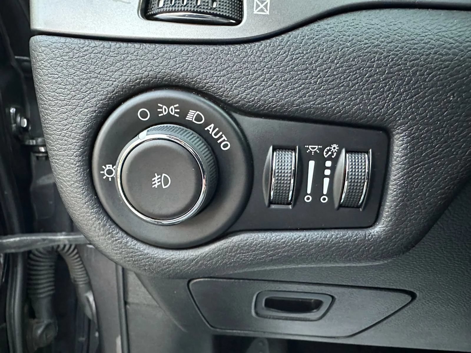 Used 2019 Jeep Cherokee Latitude Plus AWD/4WD image 18