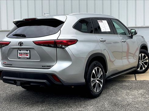 Used 2022 Toyota Highlander XLE AWD/4WD image 17