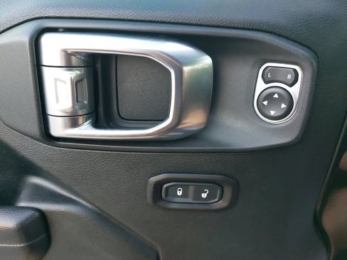 Used 2018 Jeep Wrangler Unlimited Sport S AWD/4WD image 24