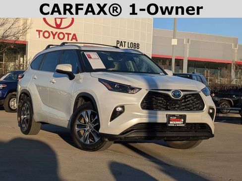 Used 2023 Toyota Highlander XLE image 2