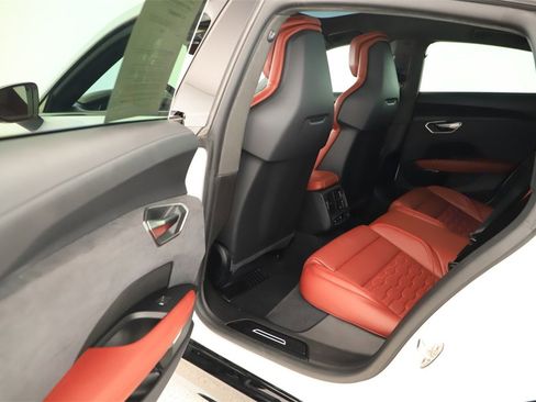 Used 2024 Audi e-tron GT Prestige image 27