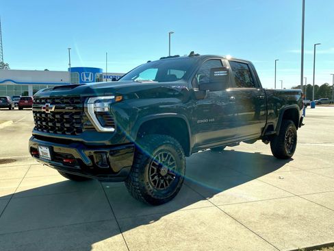 Used 2026 Chevrolet Silverado 2500 ZR2 image 3