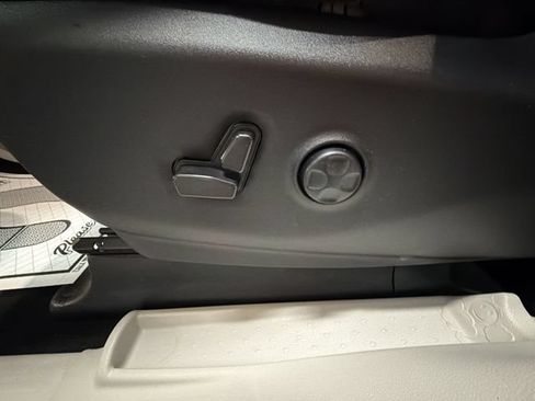 Used 2023 Chrysler Pacifica Limited FWD image 12