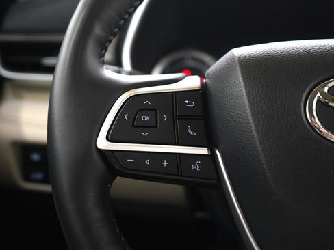 Used 2024 Toyota Highlander XLE image 28