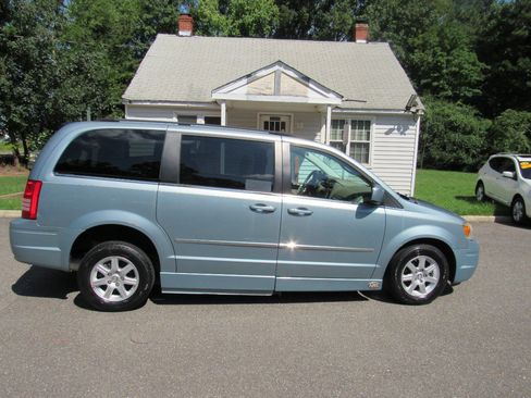 Used 2010 Chrysler Town & Country Touring FWD image 5