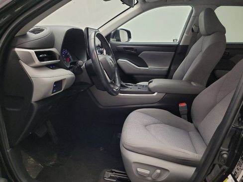 Used 2022 Toyota Highlander LE FWD image 17