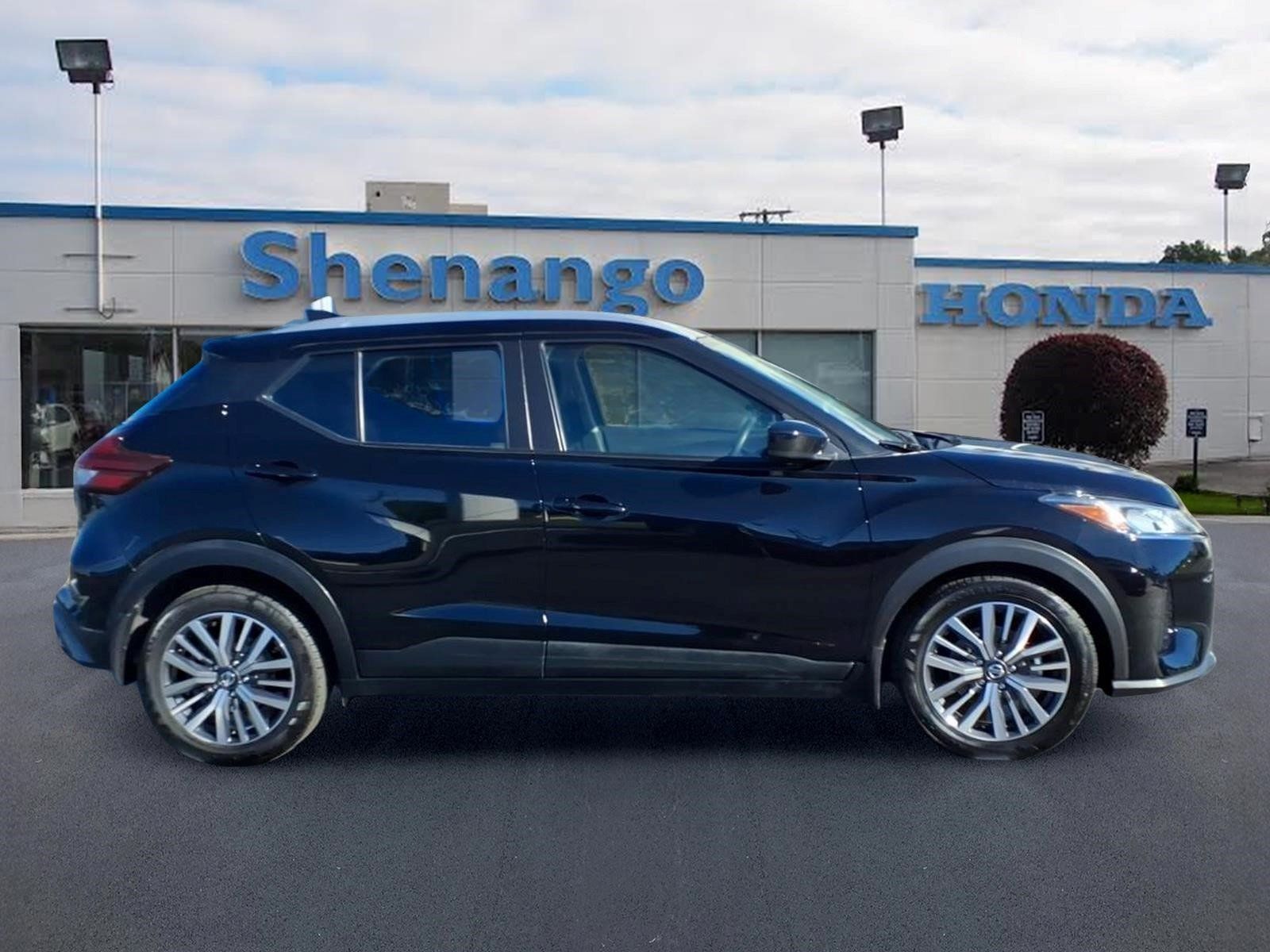 Used 2021 Nissan Kicks SV FWD image 2
