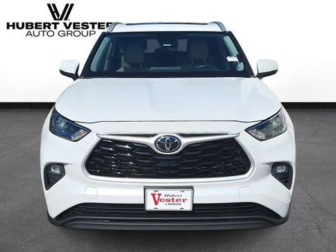 Used 2023 Toyota Highlander XLE FWD image 3