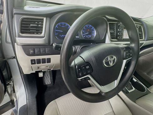 Used 2018 Toyota Highlander LE image 11
