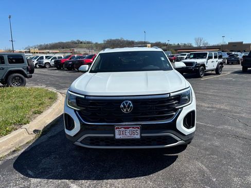Used 2025 Volkswagen Atlas Cross Sport SE image 3