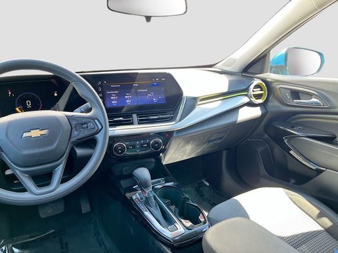Used 2025 Chevrolet Trax LT FWD image 22