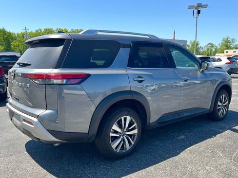 Used 2025 Nissan Pathfinder SL FWD image 3