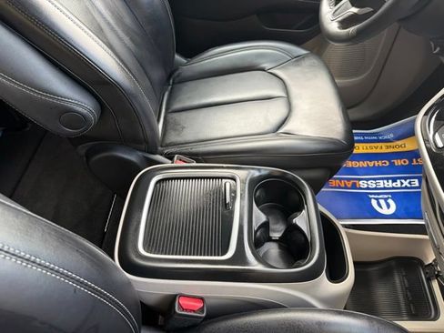 Certified 2023 Chrysler Pacifica Touring-L FWD image 12