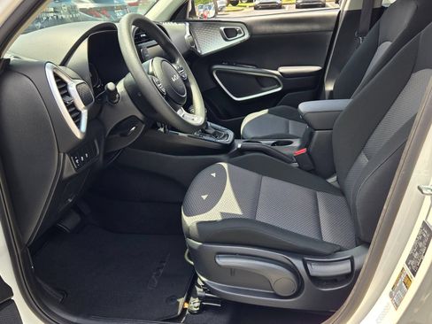 Used 2025 Kia Soul LX w/ LX Technology Package FWD image 5