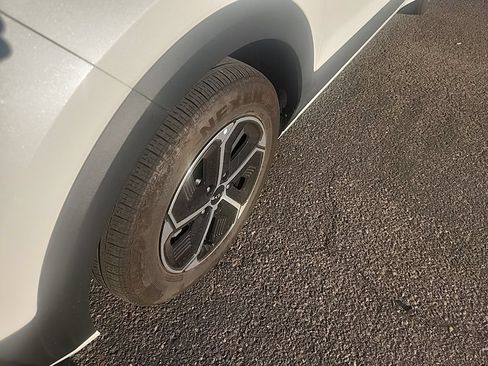 Certified 2024 Kia Niro LX FWD image 8