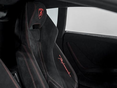 Used 2018 Lamborghini Huracan Performante AWD/4WD image 33