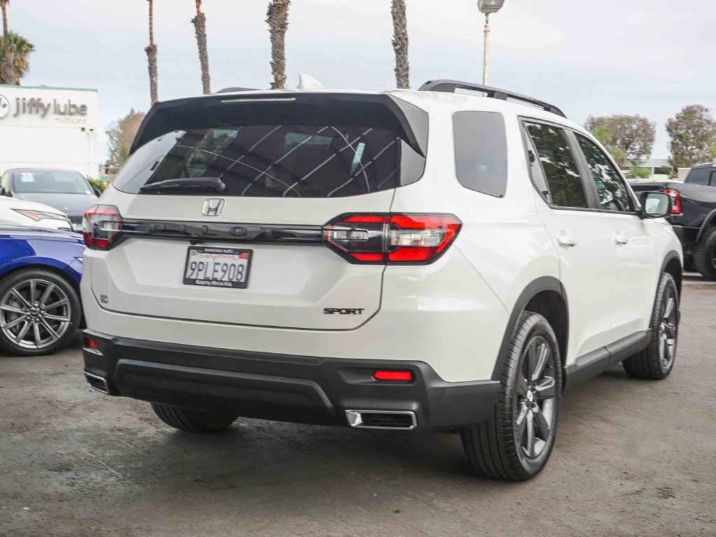 Used 2025 Honda Pilot Sport image 6