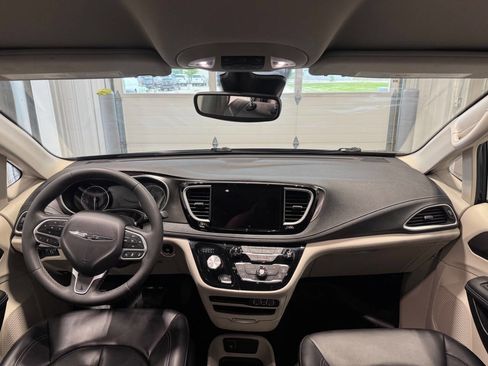 Used 2023 Chrysler Pacifica Touring-L FWD image 24
