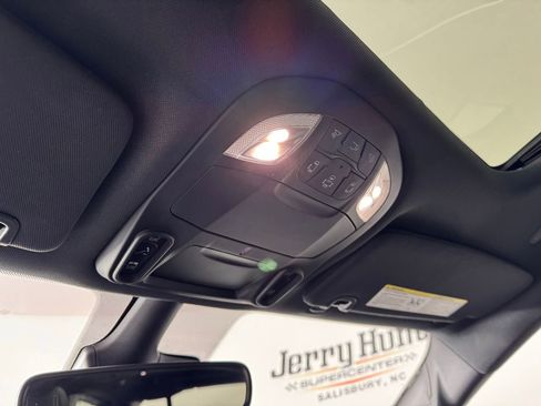 Used 2025 Chrysler Pacifica Limited image 25