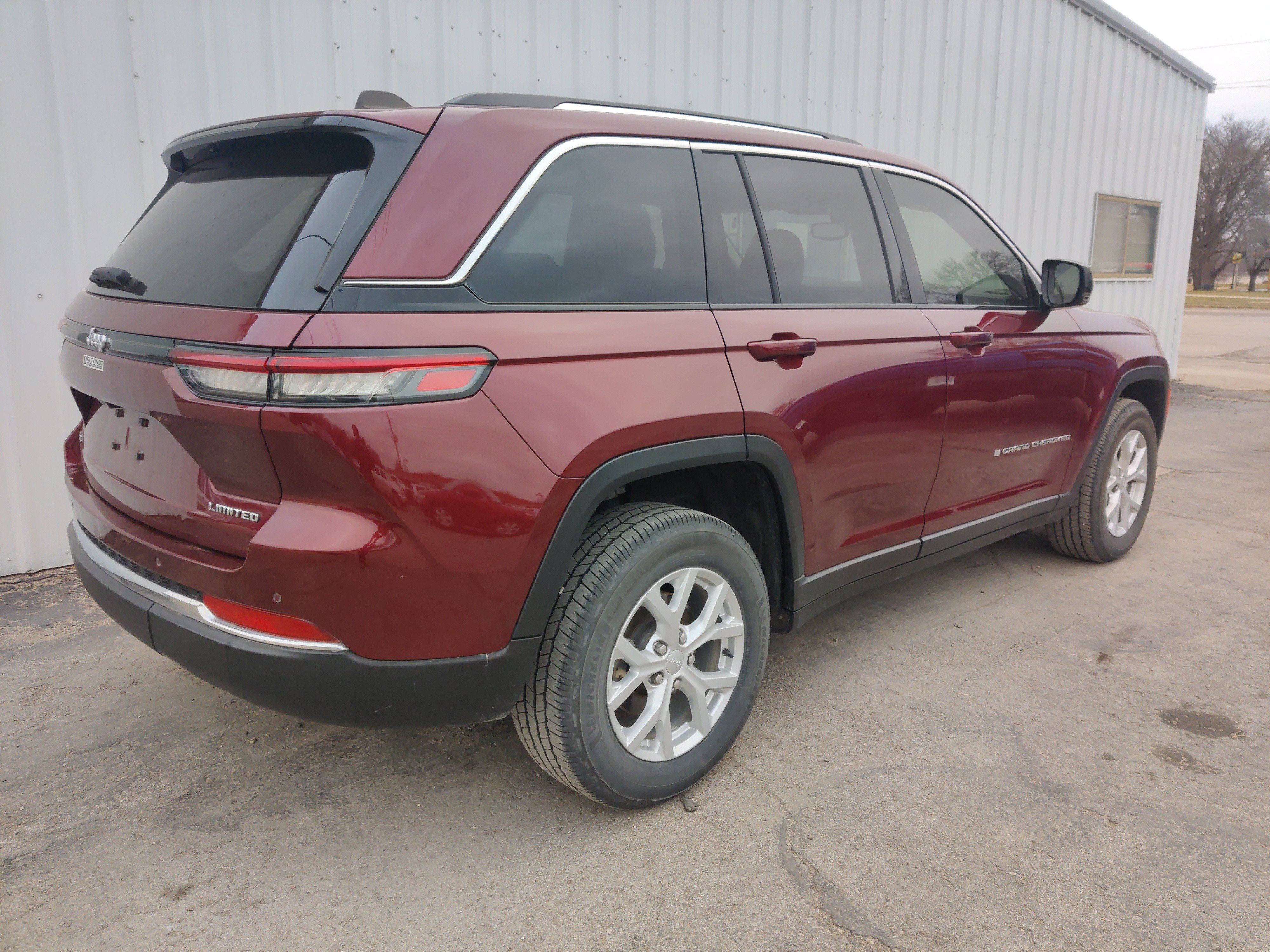 Used 2023 Jeep Grand Cherokee Limited AWD/4WD image 14
