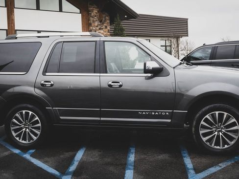 Used 2017 Lincoln Navigator Select image 29