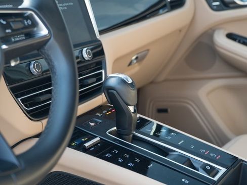 Certified 2023 Porsche Macan Turbo image 27