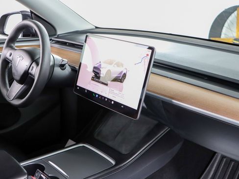 Used 2024 Tesla Model Y Long Range image 23