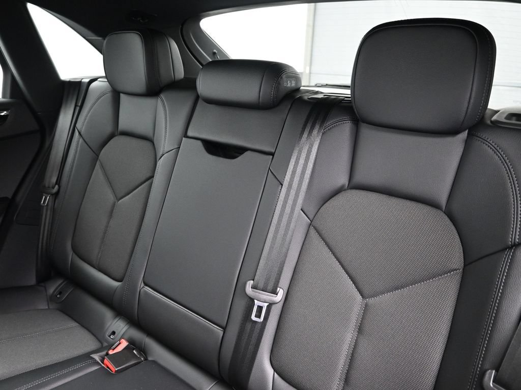 Used 2026 Porsche Macan AWD/4WD image 6