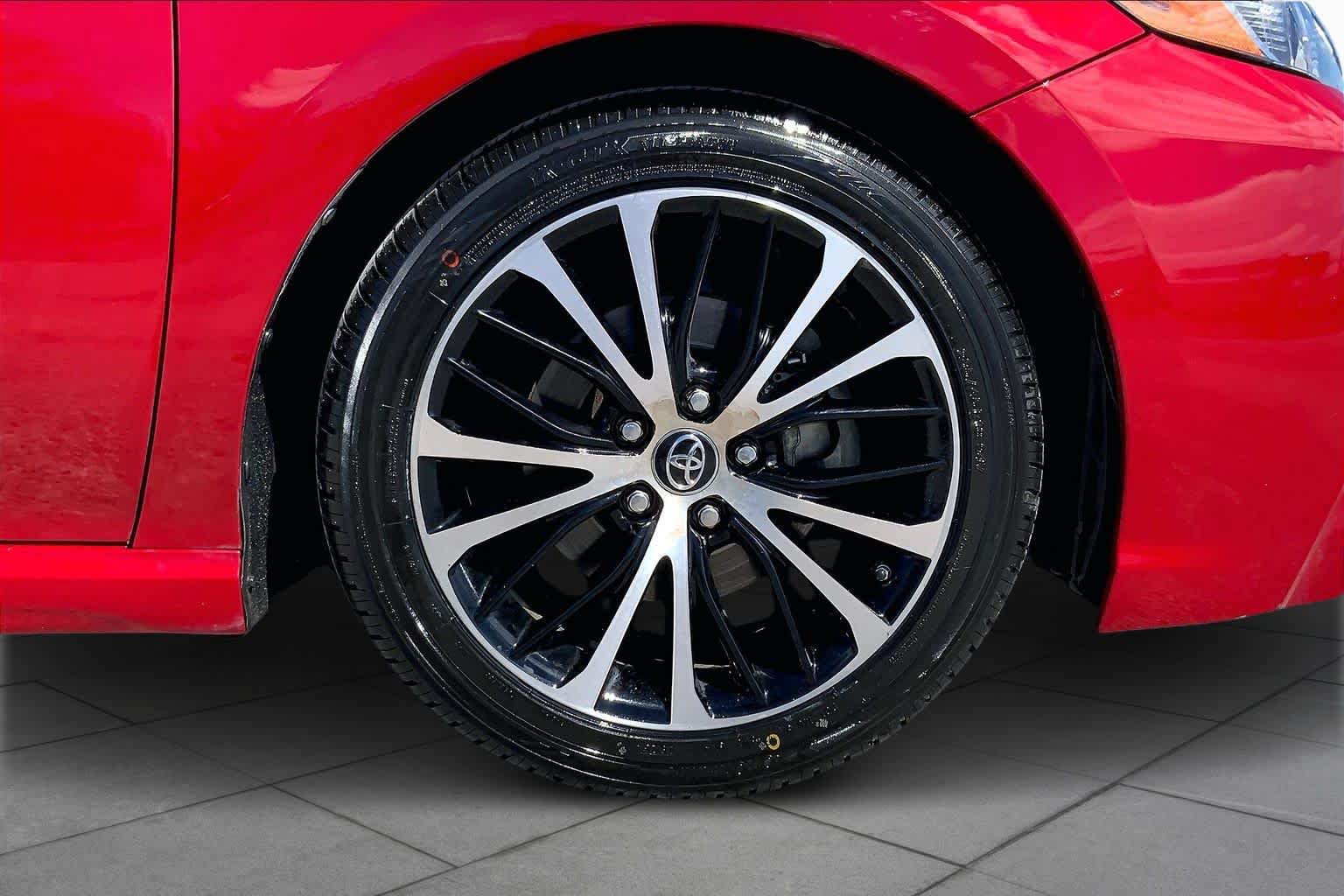 Used 2019 Toyota Camry SE w/ Convenience Package FWD image 11